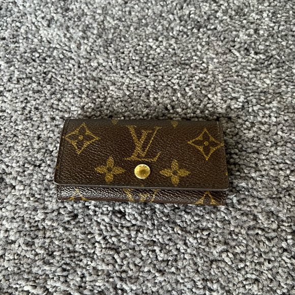 Louis Vuitton key holder - Picture 1 of 4